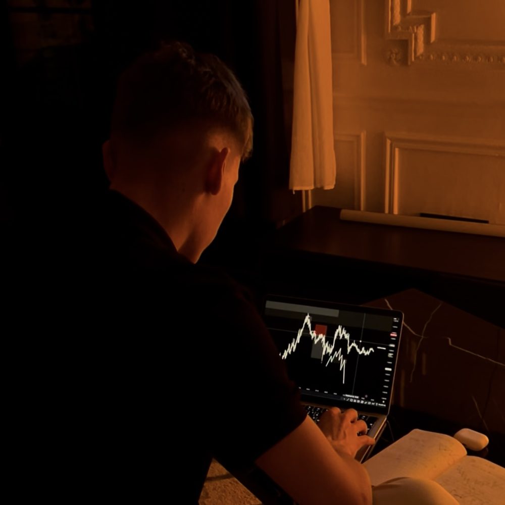Aleks Rosme am Laptop mit Chart